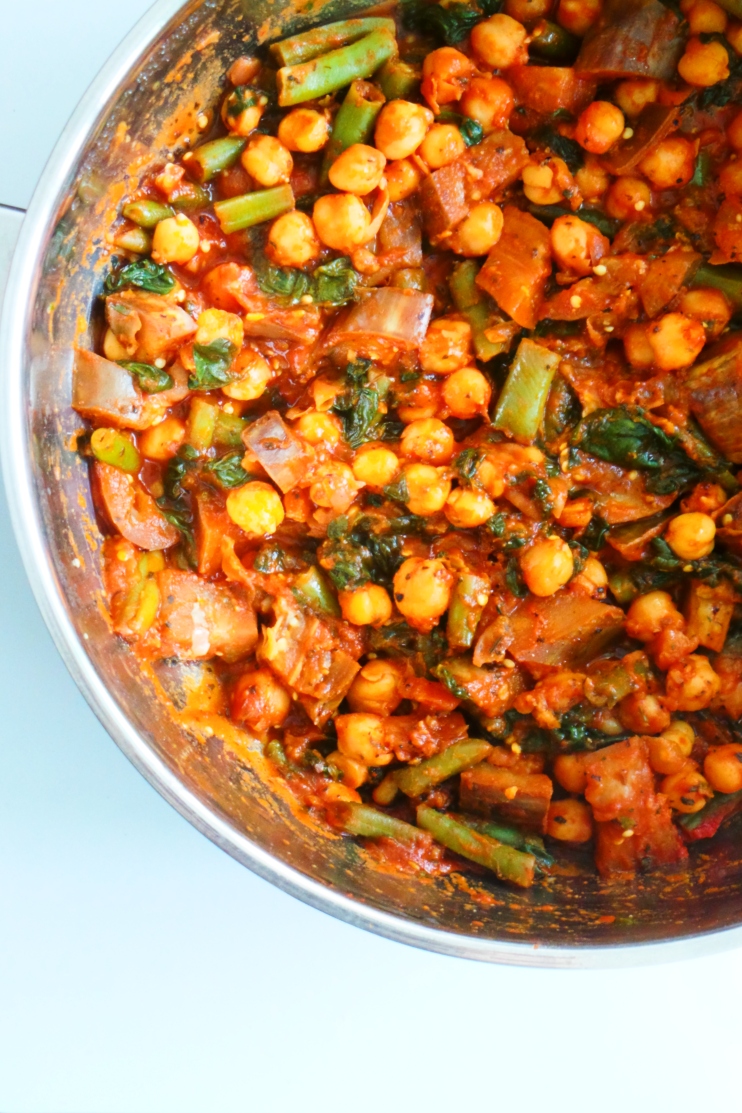 Spicy chickpea skillet - delicious easy and healthy vegan dinner recipe you can make in 15 minutes.