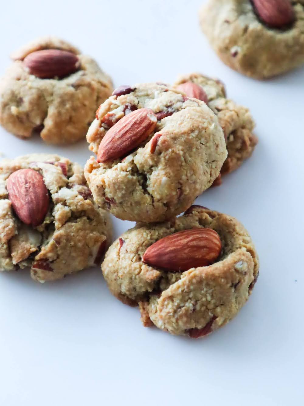 Made with oats, nuts and maple syrup, these flourless healthy almond cookies are the perfect sweet snack to enjoy on the go or with tea!