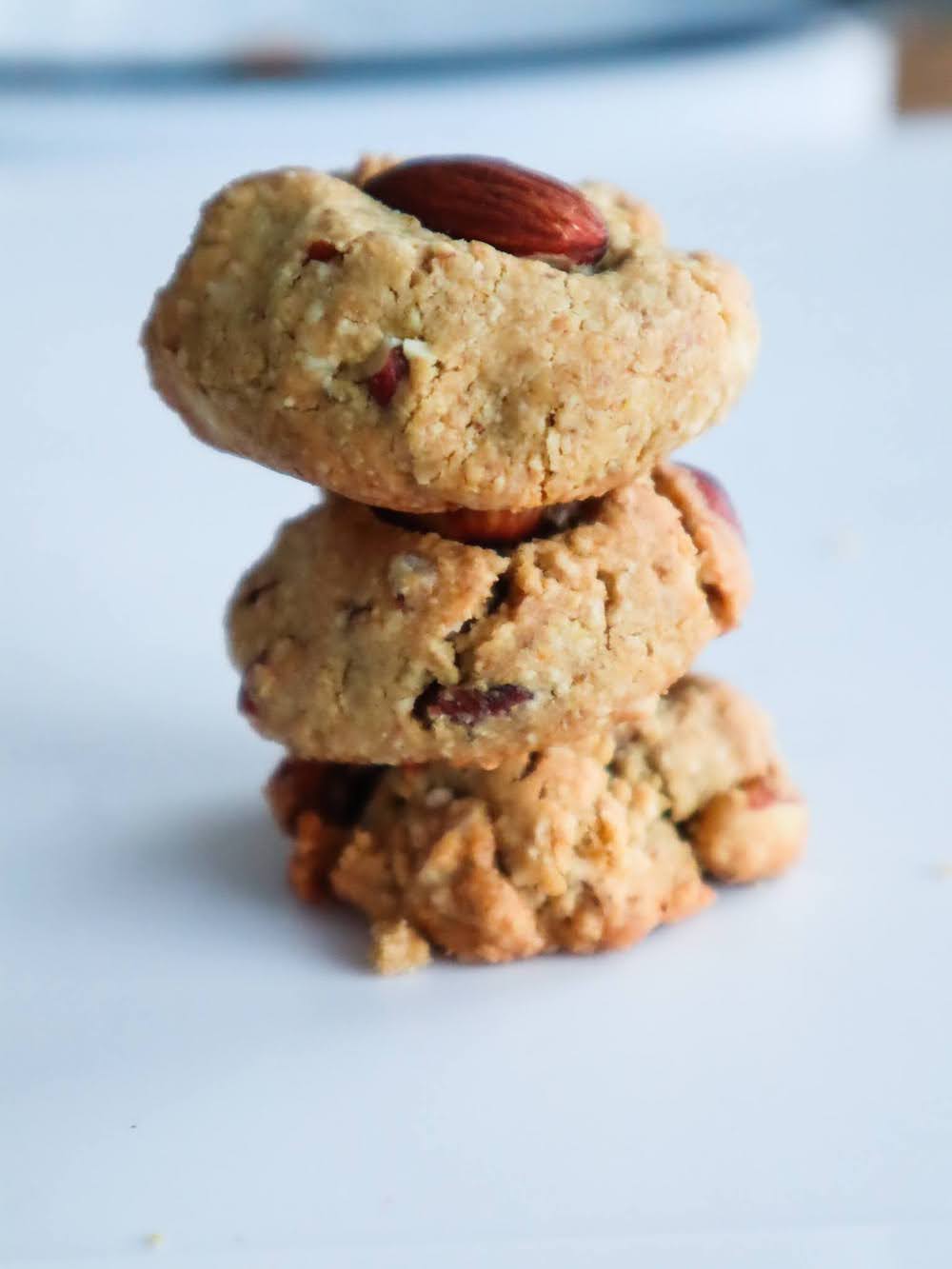 Made with oats, nuts and maple syrup, these flourless healthy almond cookies are the perfect sweet snack to enjoy on the go or with tea!