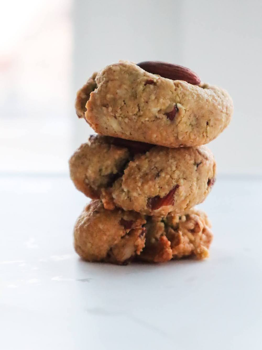 Made with oats, nuts and maple syrup, these flourless healthy almond cookies are the perfect sweet snack to enjoy on the go or with tea!