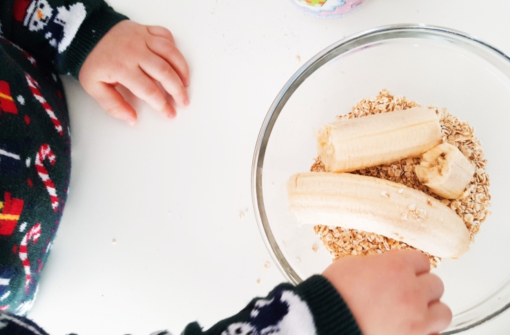 Banana oatmeal pancakes! A healthy and easy breakfast idea for toddlers! Your kids will love these healthy pancakes for breakfast, they're only a few ingredients, store well, are also good on the go and contain no artificial ingredients, flour or sugar. These banana pancakes are also good for grown-ups and take 10 minutes to make!