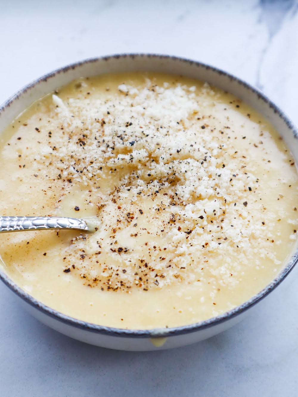 This simple potato cauliflower soup with Parmesan cheese is healthy, vegetarian, delicious, made with few simple ingredients and very quick to prepare! No need for cream, this is the perfect easy cauliflower soup recipe to make for dinner.