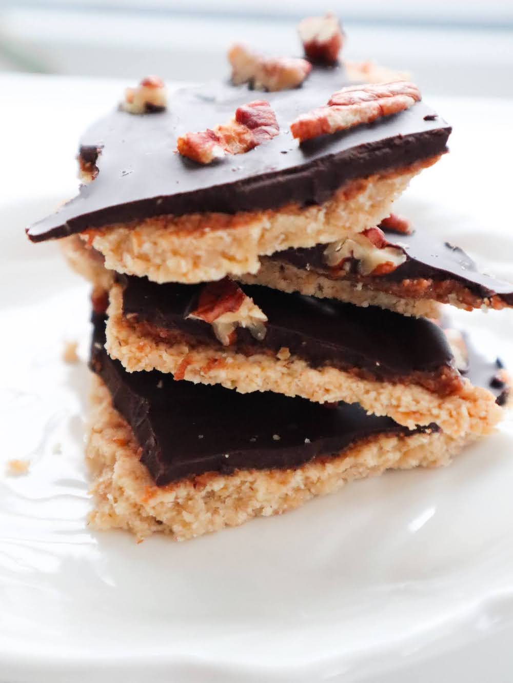 Healthy dark chocolate bark recipe - an easy healthy dark chocolate dessert that's perfect for Christmas and other holidays, but also for Wednesdays at 3 pm in the office.