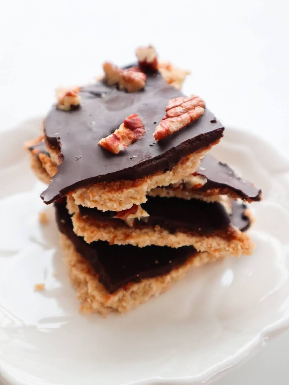 Healthy dark chocolate bark recipe - an easy healthy dark chocolate dessert that's perfect for Christmas and other holidays, but also for Wednesdays at 3 pm in the office.