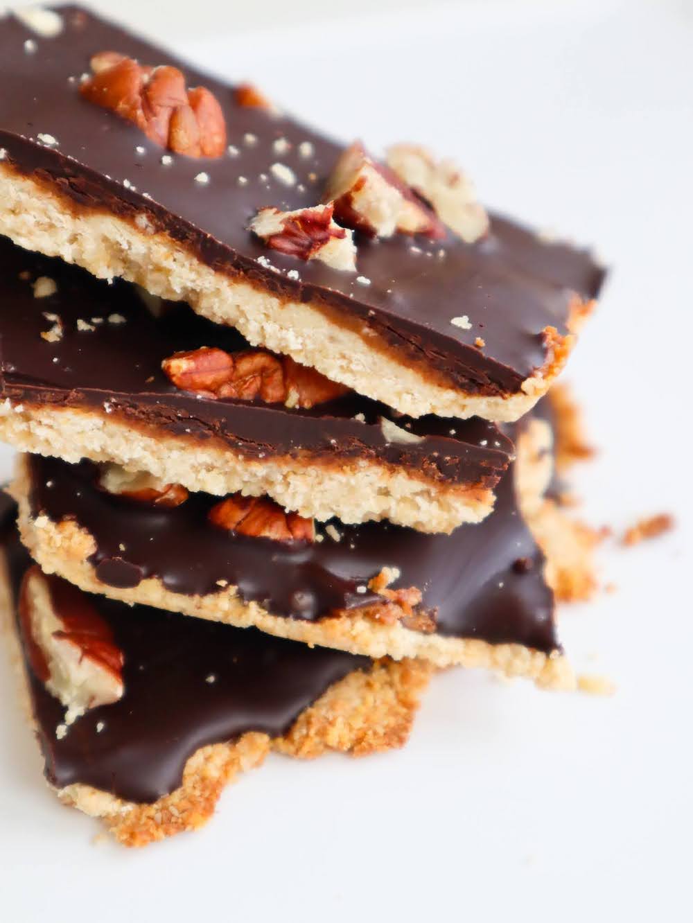 Healthy dark chocolate bark recipe - an easy healthy dark chocolate dessert that's perfect for Christmas and other holidays, but also for Wednesdays at 3 pm in the office.