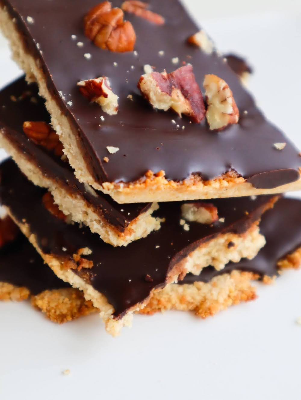 Healthy dark chocolate bark recipe - an easy healthy dark chocolate dessert that's perfect for Christmas and other holidays, but also for Wednesdays at 3 pm in the office.