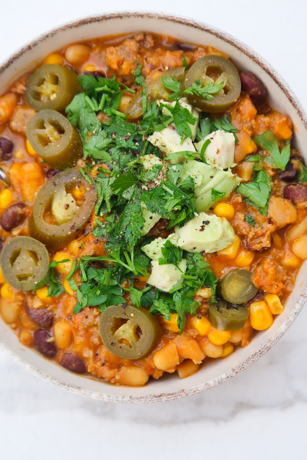 Easy chili con carne! This healthy chili recipe with beans and corn is quick, it's healthy, it's made in one pot and it tastes like comfort. Basically the perfect easy and healthy family dinner recipe and great for meal prep too!