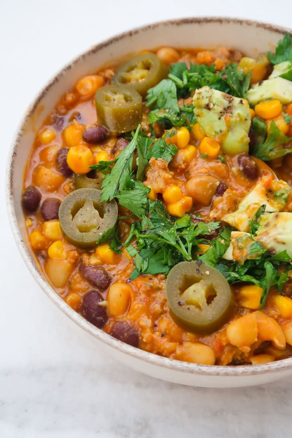 Easy chili con carne! This healthy chili recipe with beans and corn is quick, it's healthy, it's made in one pot and it tastes like comfort. Basically the perfect easy and healthy family dinner recipe and great for meal prep too!