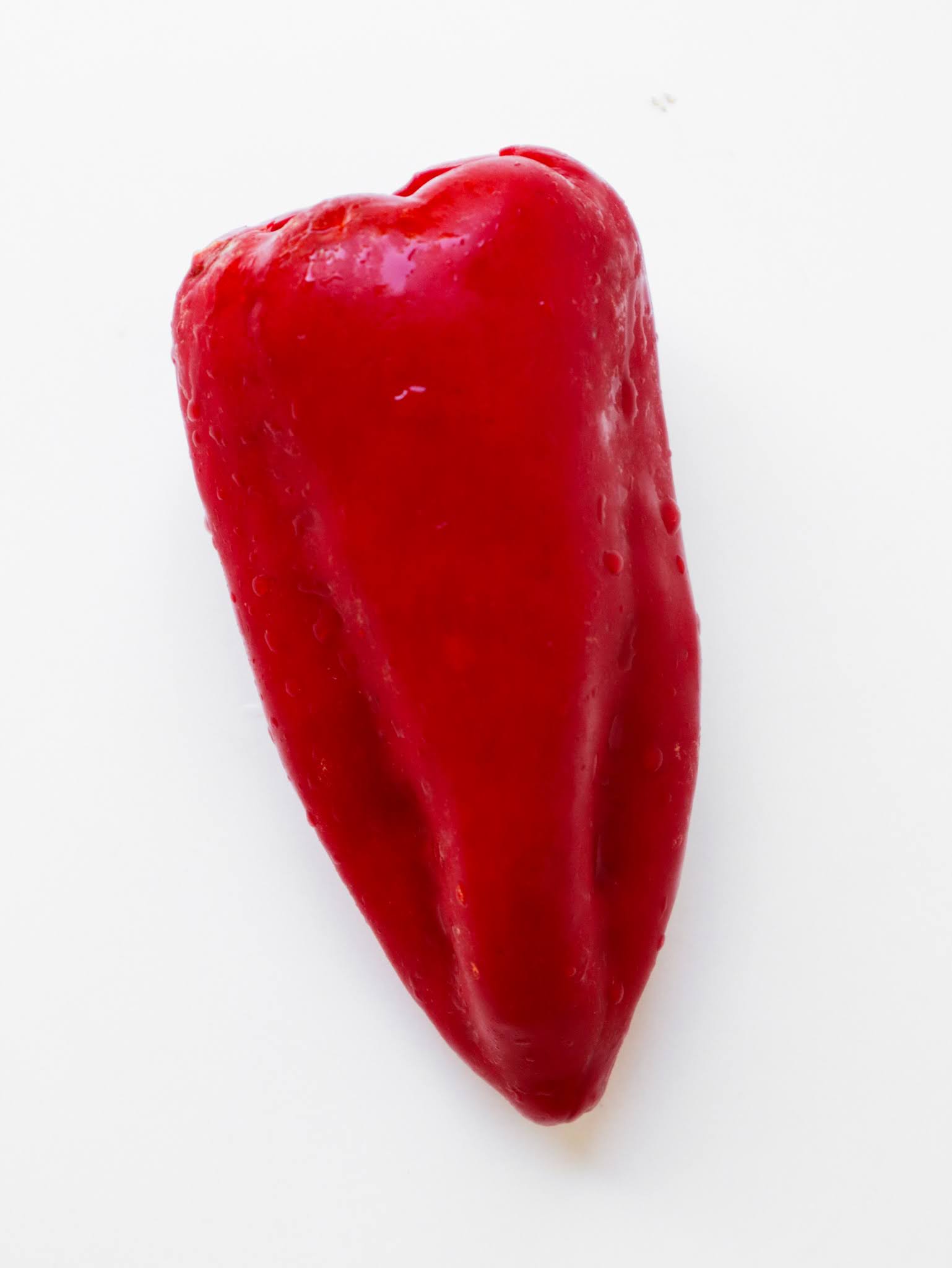 Not sure whether you can or how to freeze peppers? You can, frozen bell peppers can be used in stir-fries, curries, soups or egg dishes!