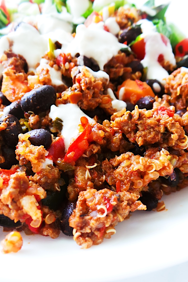 Healthy ground beef. quinoa and salad bowl! Great meal prep dinner idea with ground beef - spicy, fresh and full of flavor!