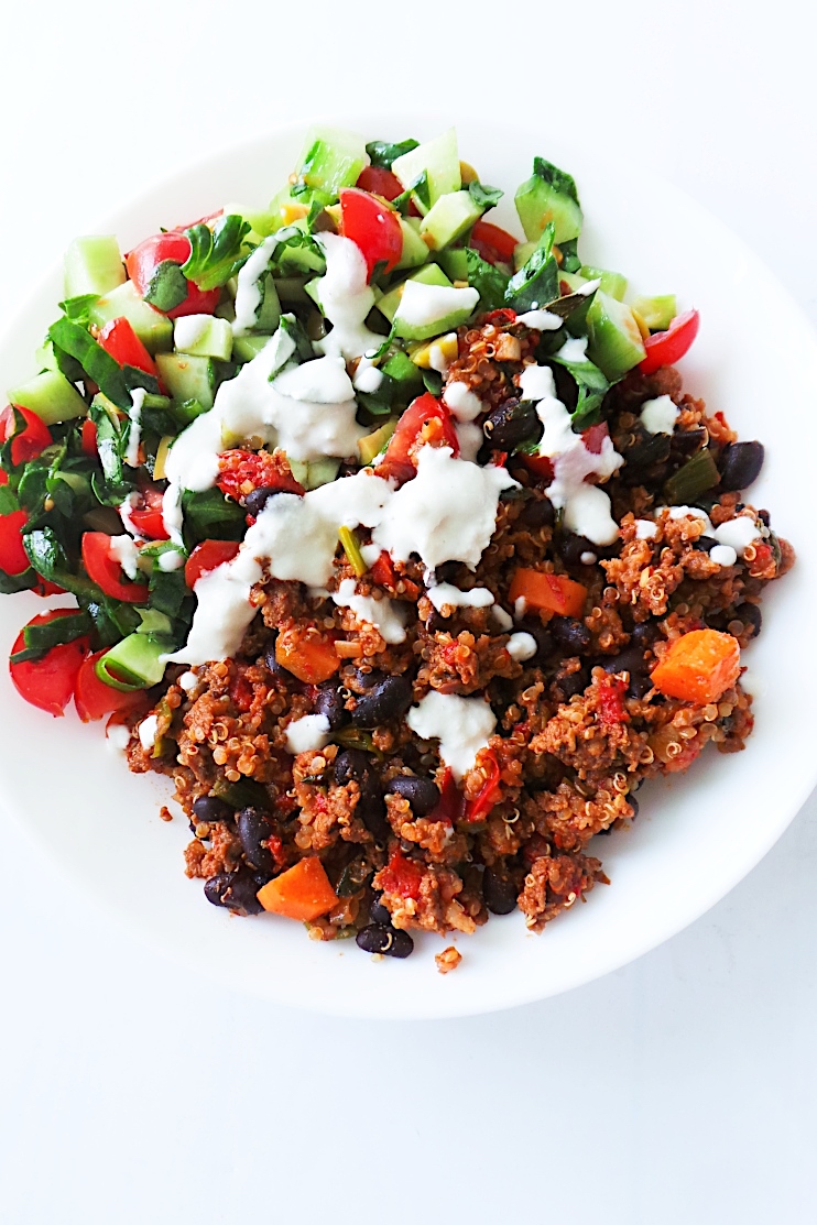 Healthy ground beef. quinoa and salad bowl! Great meal prep dinner idea with ground beef - spicy, fresh and full of flavor!