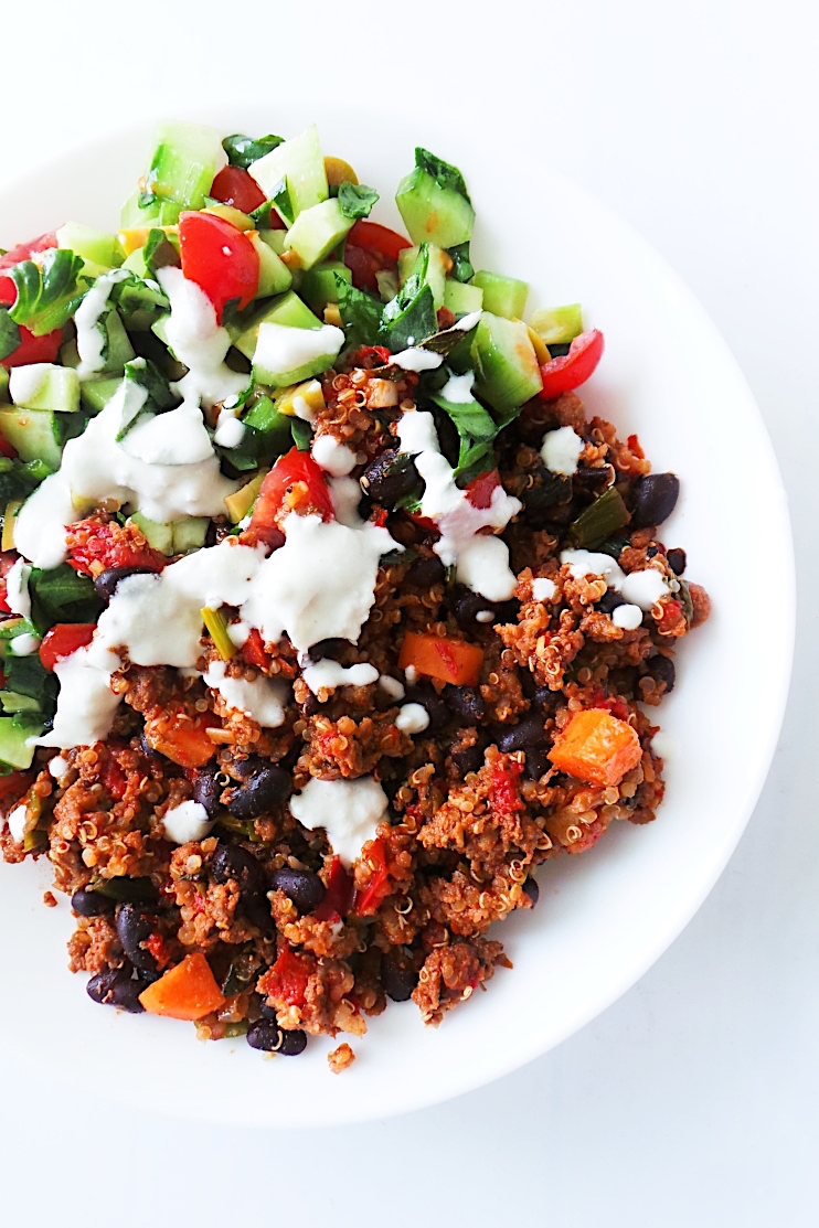 Healthy ground beef. quinoa and salad bowl! Great meal prep dinner idea with ground beef - spicy, fresh and full of flavor!