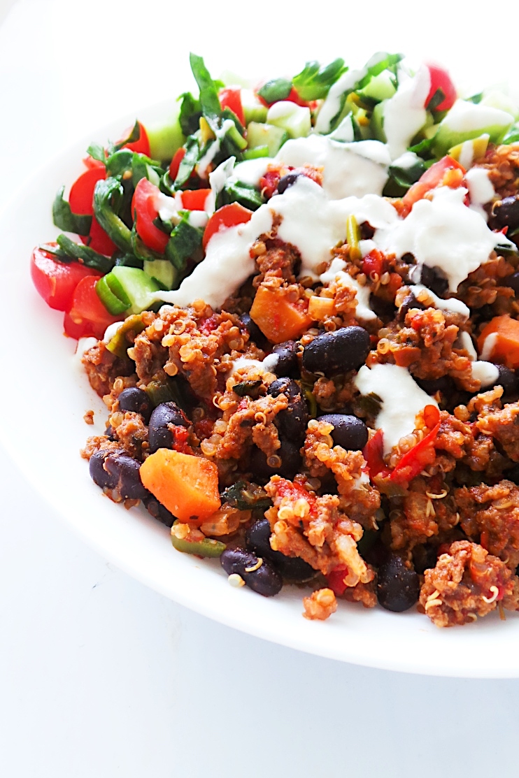 Healthy ground beef. quinoa and salad bowl! Great meal prep dinner idea with ground beef - spicy, fresh and full of flavor!