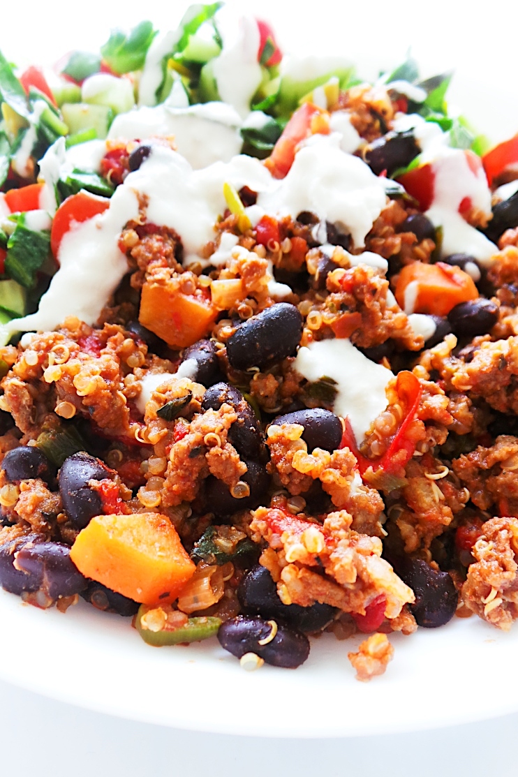 Healthy ground beef. quinoa and salad bowl! Great meal prep dinner idea with ground beef - spicy, fresh and full of flavor!