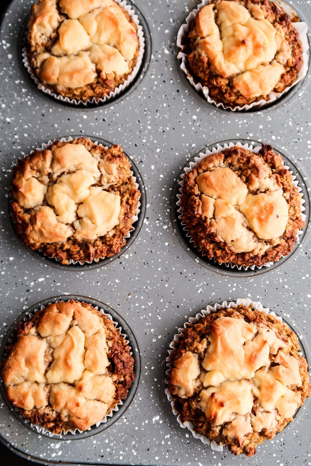 Healthy flourless oatmeal pumpkin muffins with cream cheese - super easy healthy breakfast idea or snack for fall that is quite addictive!