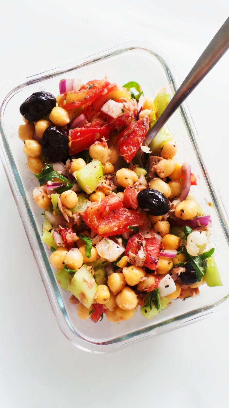 Chickpea and tuna salad recipe coming with an easy meal prep option! This easy and healthy salad is perfect for summer, as a healthy lunch or an easy dinner. With fresh tomatoes, cucumbers, olives, tuna, chickpeas and herbs this salad is refreshing, filling and filled with Mediterranean flavors. #salad #mealprep #healthy #dinner #lunch