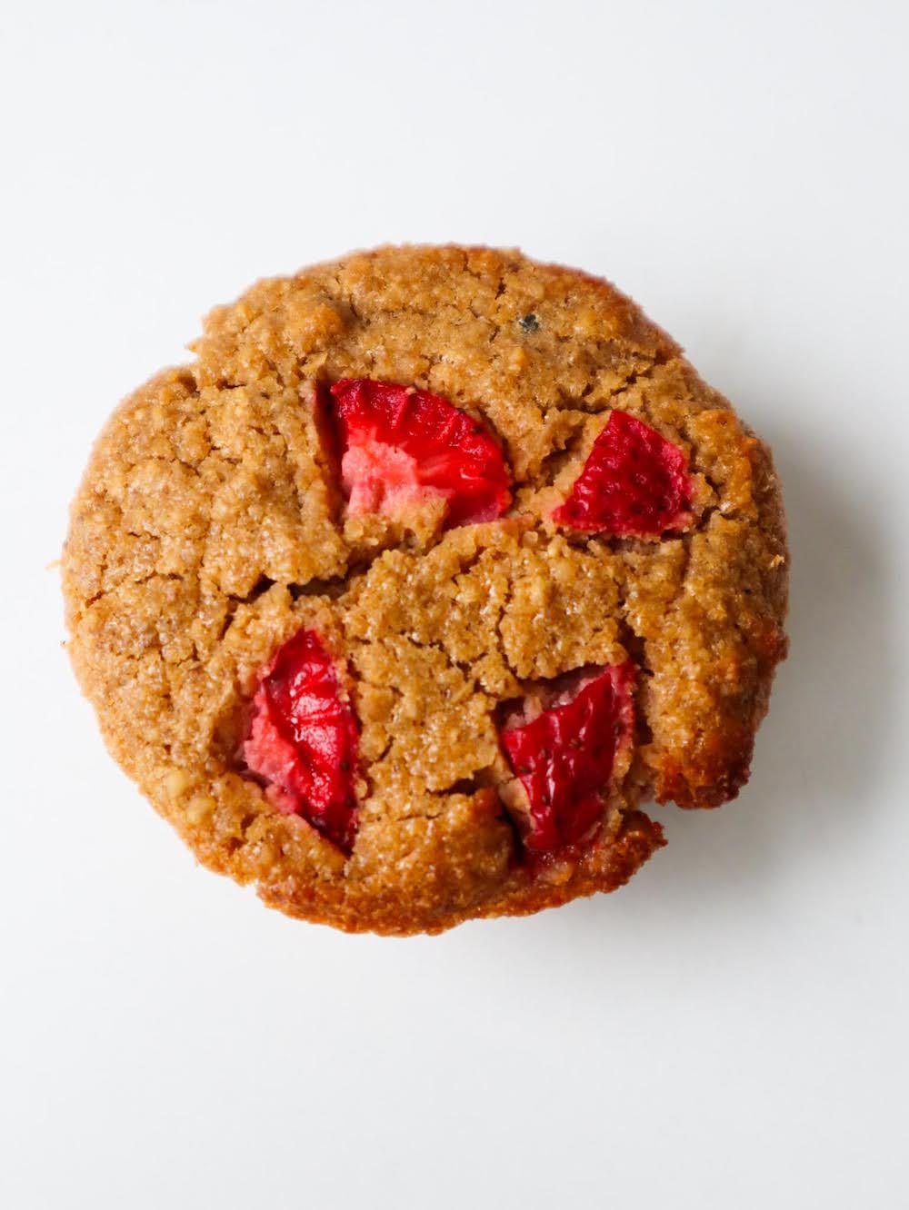 Flourless strawberry oatmeal muffins - a dessert, snack or breakfast that you can meal prep! They're fluffy and full of strawberry flavor.