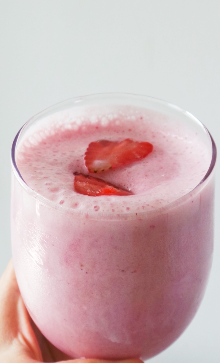 Easy and healthy smoothie - this tasty strawberry banana smoothie recipe requires only 3 simple ingredients and a blender! This recipe is perfect for a healthy and easy snack or as a refreshing dessert. This clean eating smoothie tastes like a strawberry shake. #smoothie #healthy #easy #recipe #strawberry