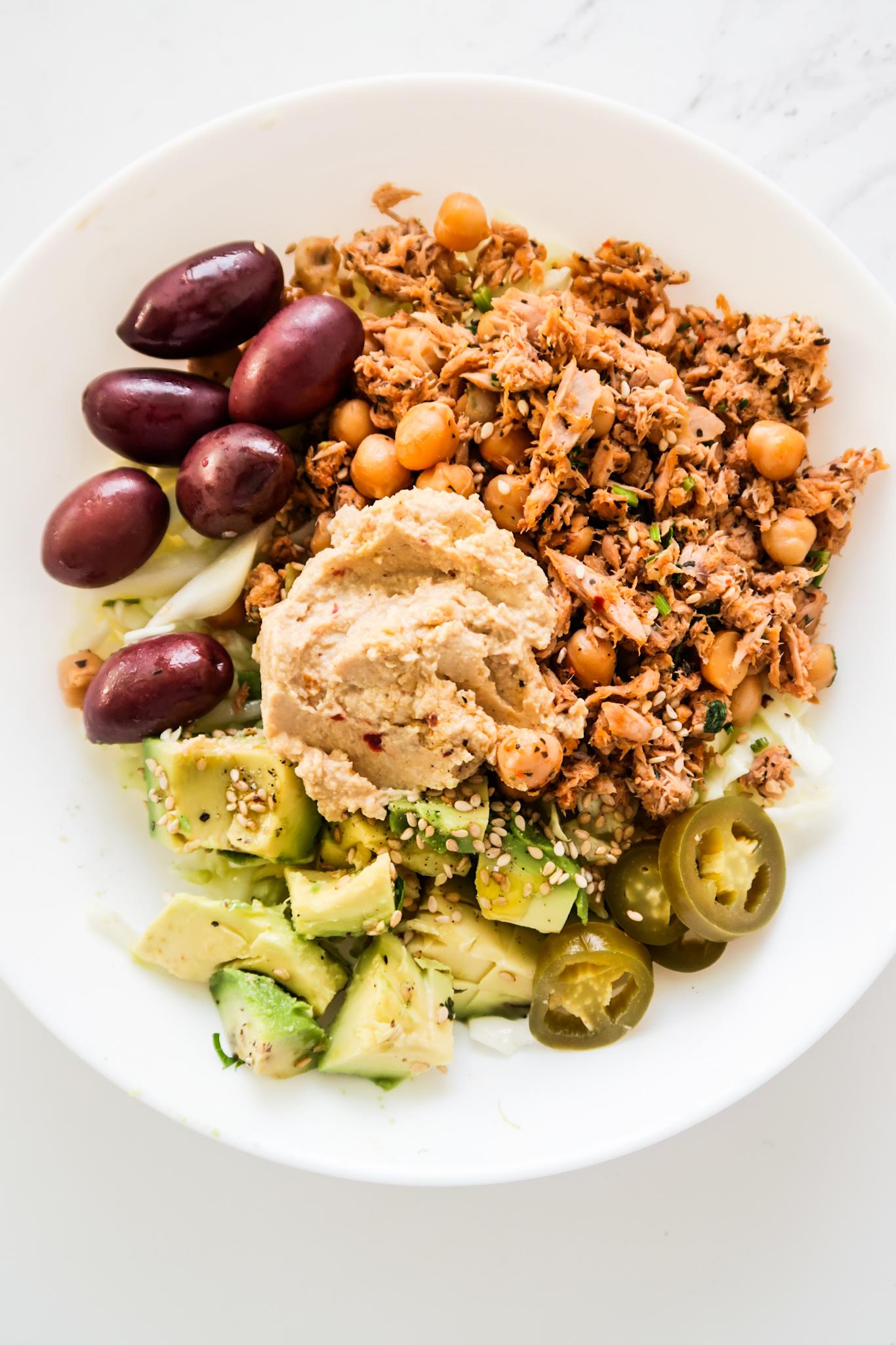 Easy and healthy meal prep lunch bowl recipe. You can easily assemble these tuna chickpea healthy lunch bowls using non-perishable foods and some fresh vegetables. They’re delicious and quick!