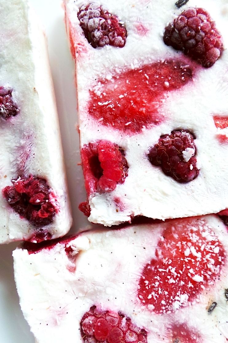 Easy yogurt bark - the best healthy snack recipe for summer, super delicious and simple. This low calorie snack is made with yogurt, berries and honey, and if you want to make it low carb, you can - simply use an alternative to honey or sugar.